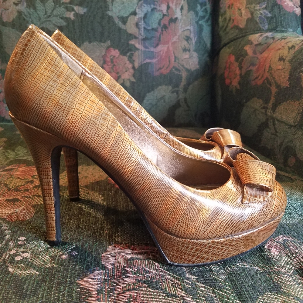 Dollhouse Metallic Platform Heels w/ Bows